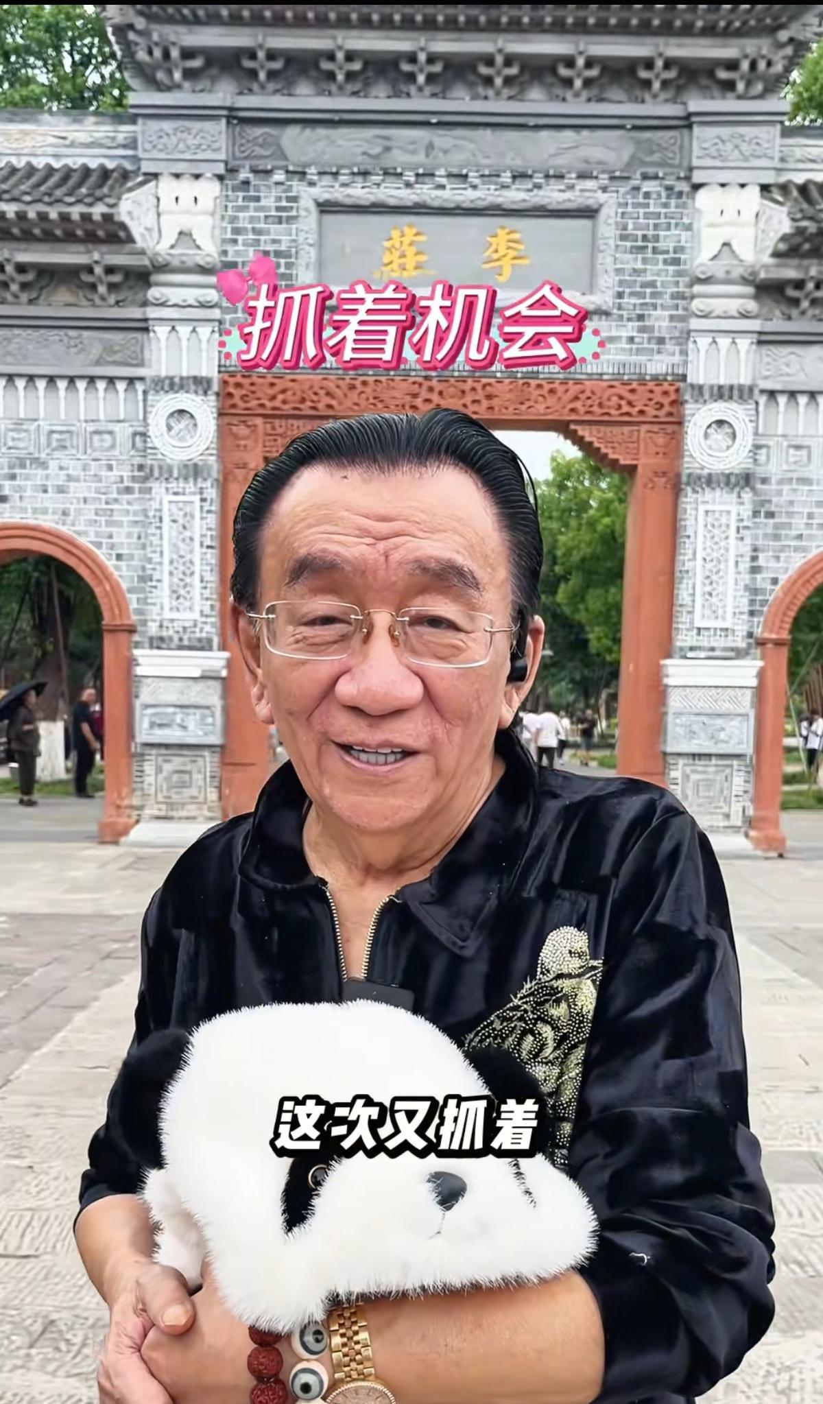 #秋日生活打卡季#侯耀华，又要直播带货了。
侯耀华，最近一直在发视频，讲述“侯门