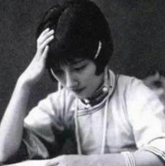 1928年，徐志摩母亲推开卧室门时，映入眼帘的是一幅难以置信的景象：儿子徐志摩与