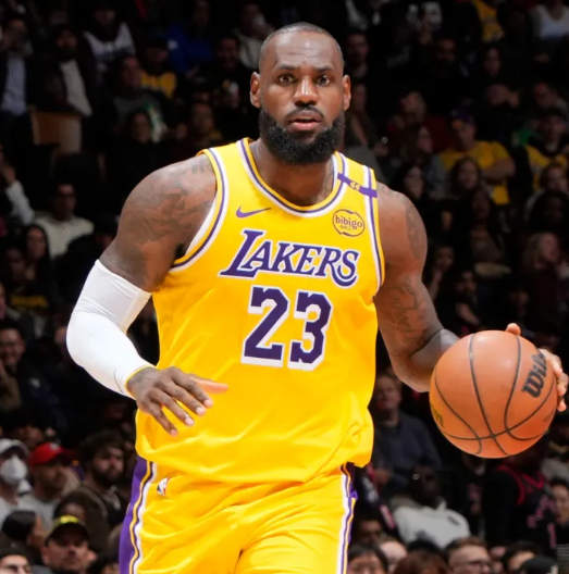 关于詹姆斯提前启动跑快攻，我觉得是战术选择。仁者见仁，智者见智。
老詹这种提前启