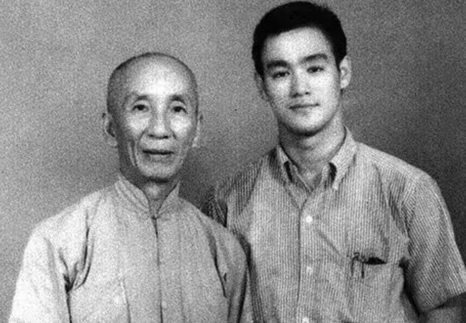 这是李小龙与师父叶问的一张合影老照片，拍摄于1958年，叶问是当时咏春拳乃至中国