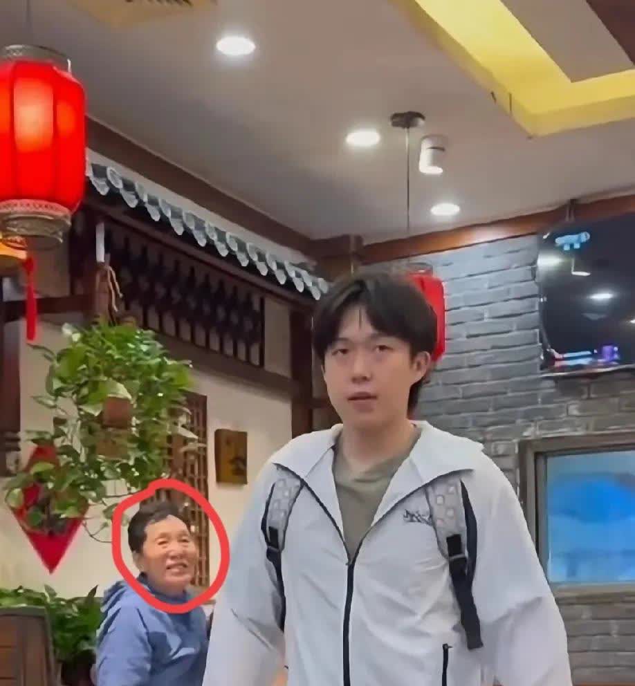 这下好了，
不仅球迷知道了全国人民也知道了！
王楚钦不愧是专一的男孩儿，太会