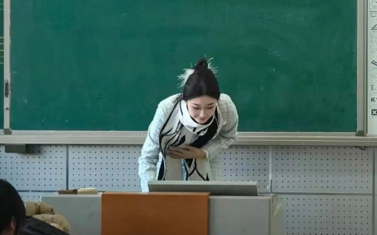 状元班女老师被教务主任排挤后辞职，校长得知后大怒：那是功勋教师