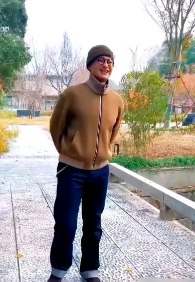 感觉周一围和朱丹是明星夫妻里最接地气的一对，43岁的周一围不化妆，不美颜，也不认