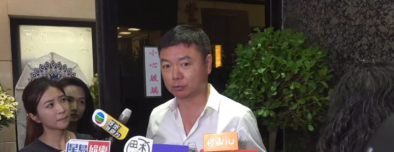 艾威太太设灵丨艾威睡眠不足心不在焉，出门忘带爱妻陪葬品！
资深艺人艾威的太太陈