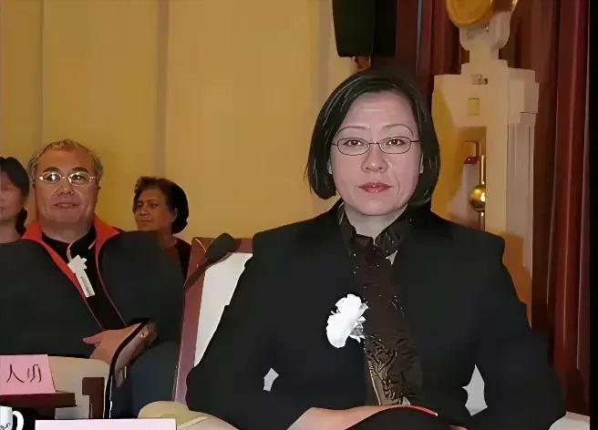 2006年，王光美葬礼上，女儿刘亭胸佩白花、沉默不语，方显无尽的哀思！追忆先辈的