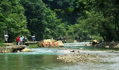 20万粉丝的网红旅游博主江小隐，
在安徽泾县某开放景区不幸溺水身亡。

从主观因