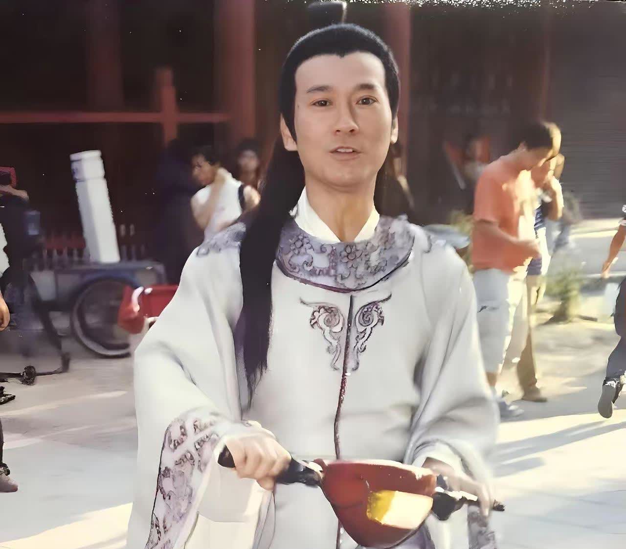 可爱的秋官叔。这是2003年拍戏闲暇的时候，秋官叔骑着电动拍的照片，动作好潇洒，