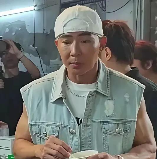 刘畊宏塌房没有必要解释，报警不如道歉，态度决定成败，他不承认小牌大耍，他人气不高