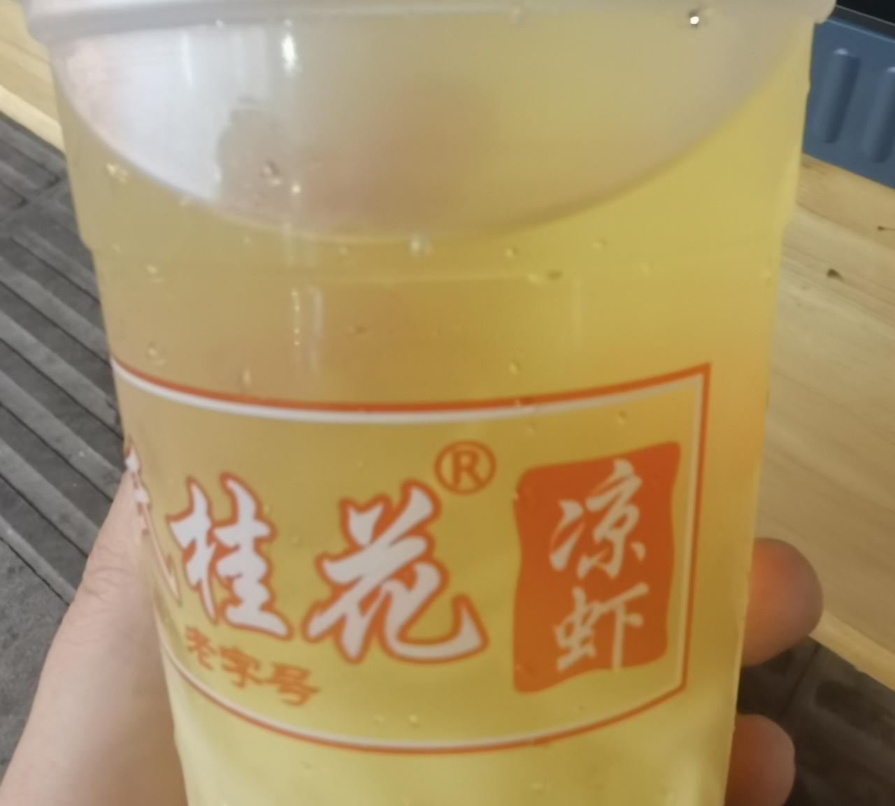 不怕诸位笑话，第一天下午到宜昌，在滨江公园转了转天就黑了，去吃饭，路边有摆摊的老