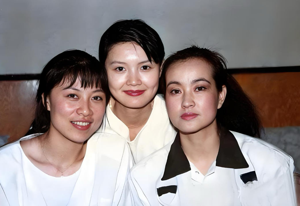 左边是金鸡影后岳红，右边是大名鼎鼎的影坛常青树刘晓庆，有谁知道，中间这位靓丽小美