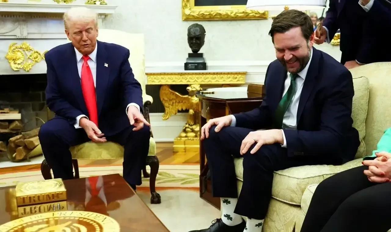 美国前总统拜登和现任副总统万斯是爱尔兰人的后代，这两个人在以前的美国是标准的贱民