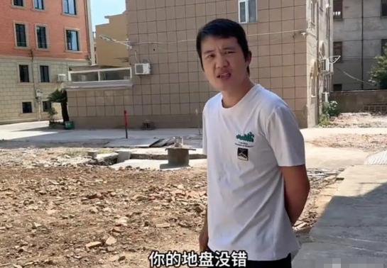 男子准备在自己的宅基地上盖房子，女邻居却要求男子留出一米的地方，只因为她开车进去