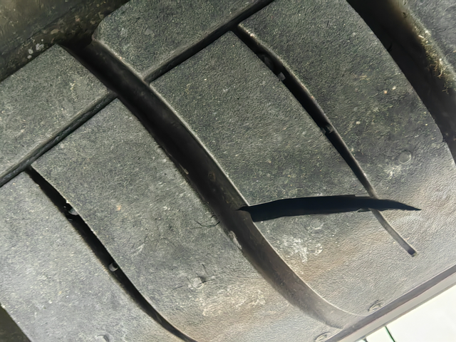 才用了两个月的原装比亚迪胎
这样的口子能补吗，还是需要直接更换了，买车才十天就被