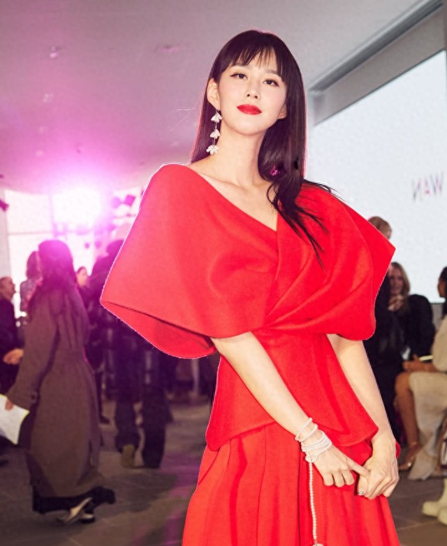 知名女星退圈创业，给老公送保时捷，老公甘愿吃软饭