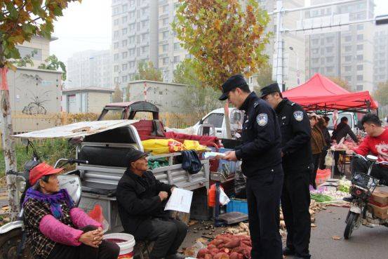 济南市马山派出所联合多部门深入集市开展打击非法集资、反传销集中宣传活动