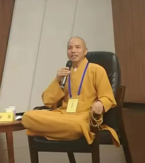 这届网友太可怕了， 印乐住持刚到少林寺上任， 家底就全被挖出来了，原来印乐早年间还开着挖机去种麦子