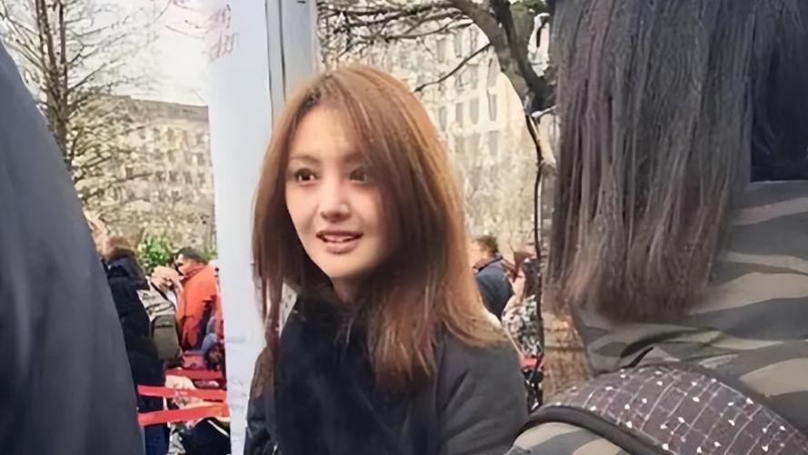 郑爽美国生活近况引关注，网红AKA爆料其与父亲叶延伟关系暧昧，知情人晒泳照否认传闻
