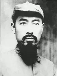 美髯公！
胡子很硬，很浓。
他的眉眼是优势，蓄须后会淡化这一优势。
当然，分怎么