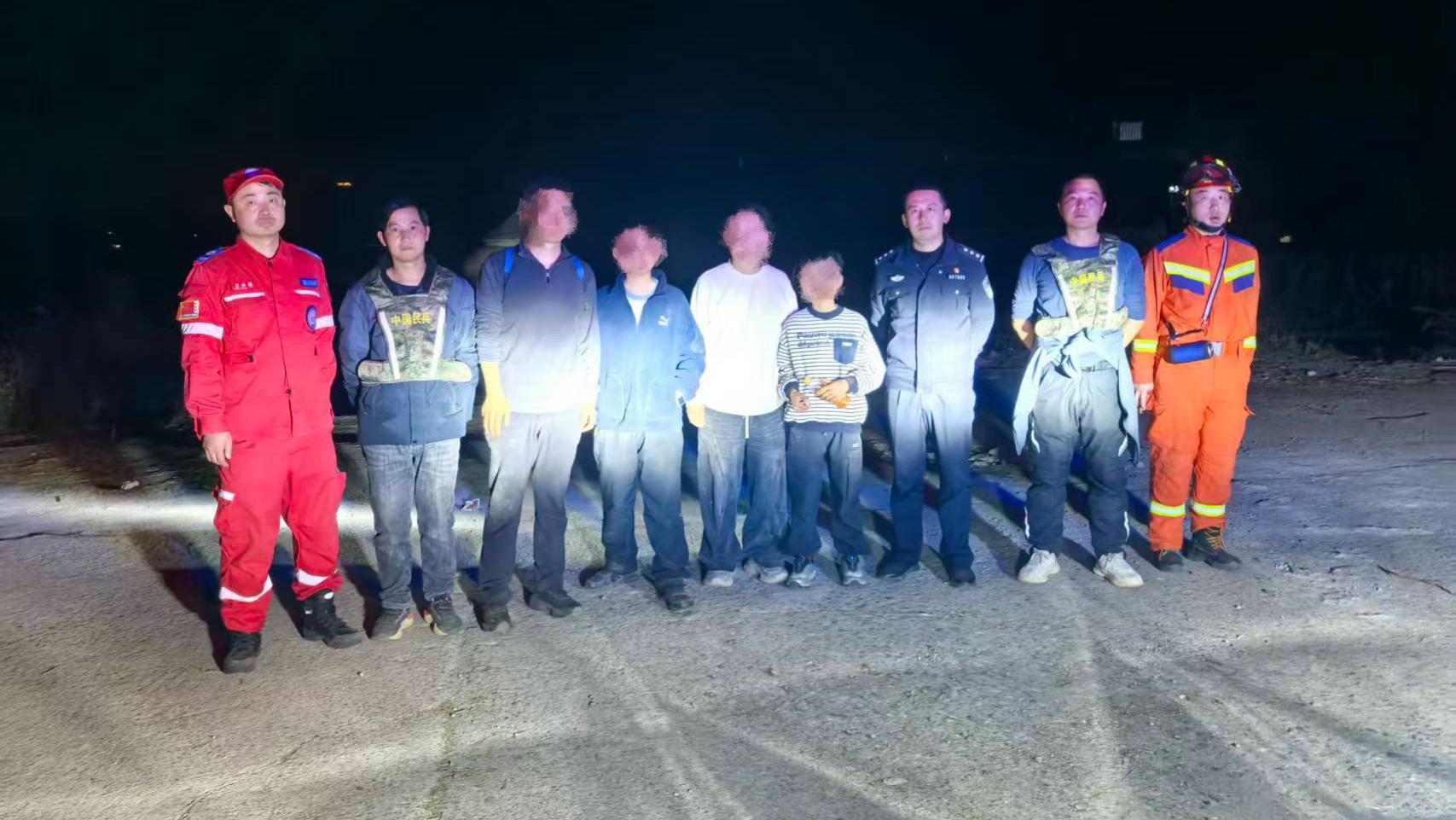 四名游客被困七峰山 阳新富川救援队历时3小时成功营救