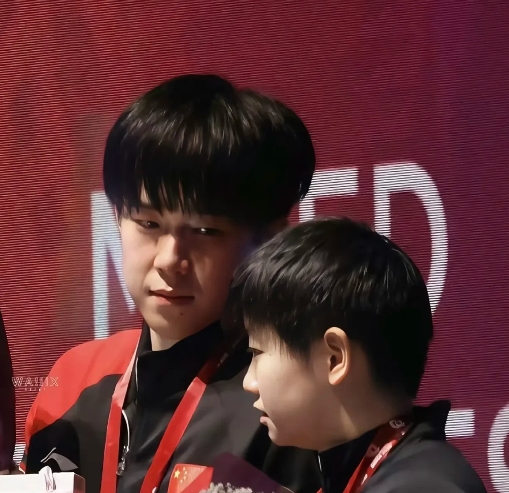 搭档是对手的对象这条不符合逻辑啊。对手综艺说单身，她为娱圈蹭热度可能，单身问题也