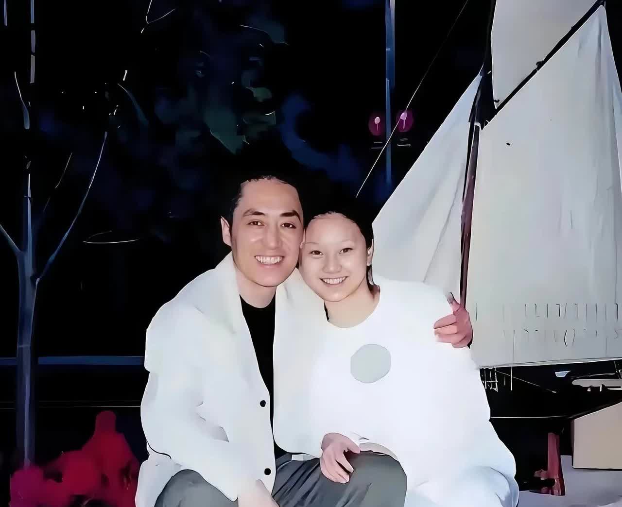 第一次看到张艺谋导演年轻时和舞蹈演员陈婷的合影，两人那时候正处于热恋期，恩爱甜蜜