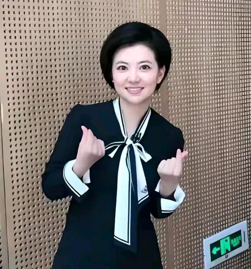 这也是一位主持人，很少出镜，好多人不认识她，你知道她是哪一档节目的主持人吗？