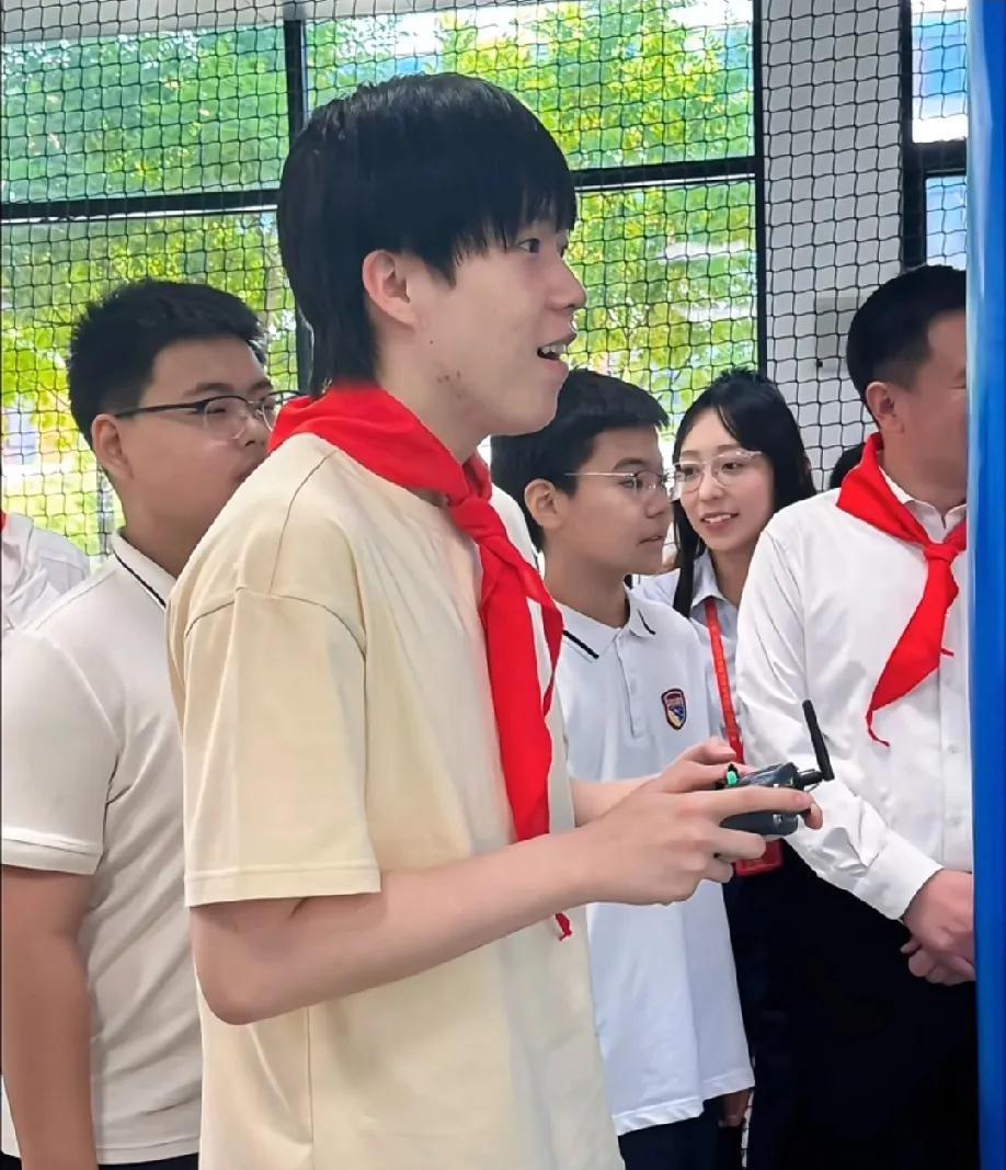 我把王楚钦这张照片发给同事看，让他说这个男孩多大。我同事说高考生吧？
哈哈哈哈哈