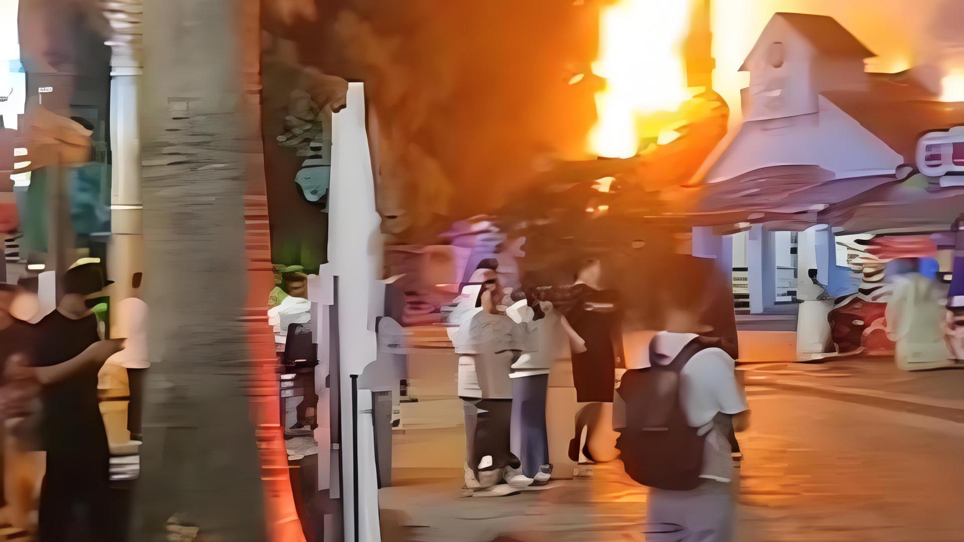 上海欢乐谷景区突发火情，游客误认是表演特效，暂无人员伤亡