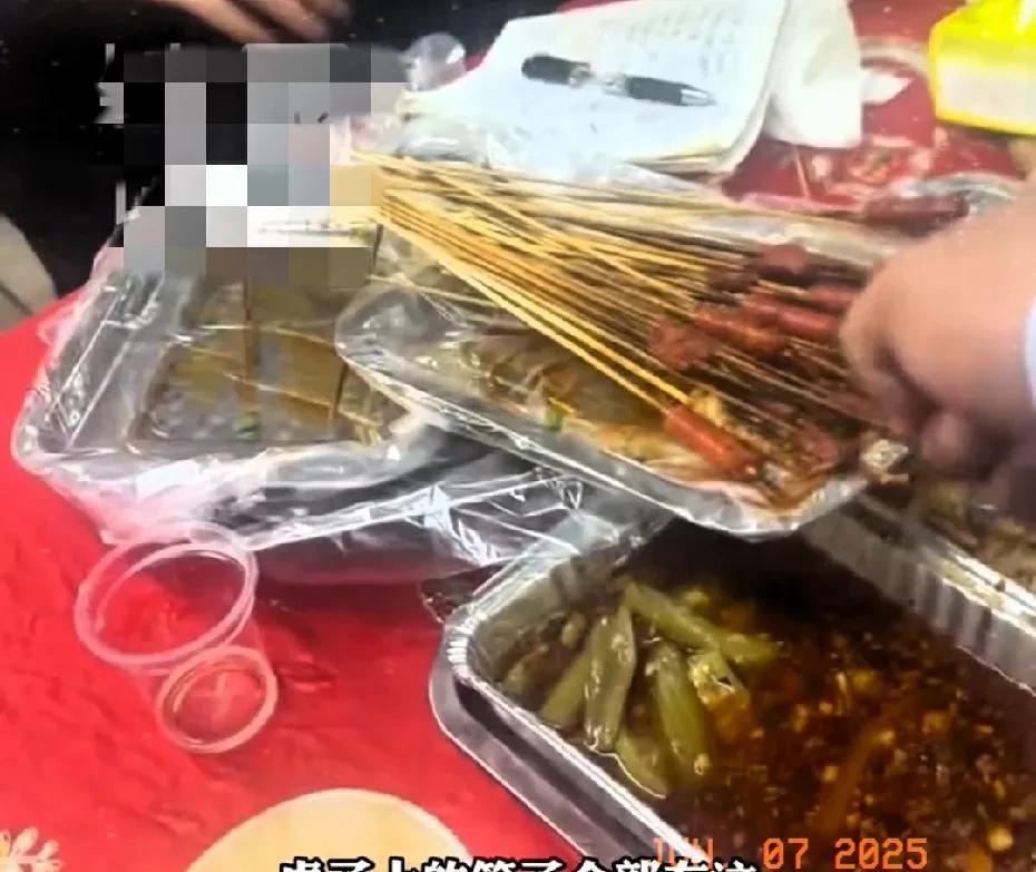有网友表示：烧烤店应该有很多这种的，因为吃烧烤都喝啤酒，吃完喝完都晕呼呼，再加上