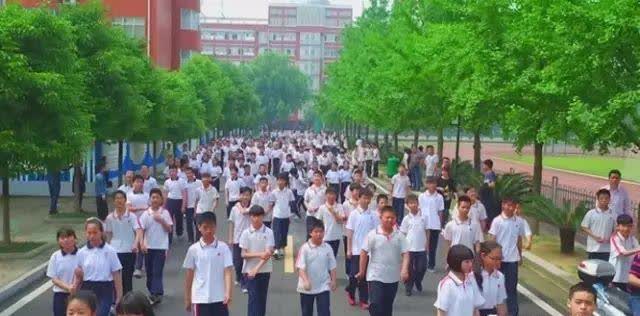 我女儿9月份读初一，需注册报名了，昨晚我发现一个大问题，学生居然统一被学校批量注