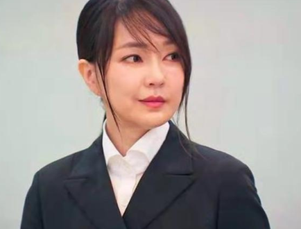 金建希真的很爱自己的丈夫。金建希的遭遇让人泪目，消息称，金建希曾问律师，我死了，