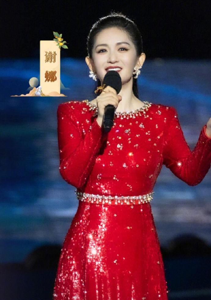 #谢娜 央视主持#
她的主持风格更偏向轻松幽默，在活泼的舞台上格外亮眼；面对央视