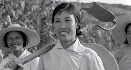 1978年，号称铁姑娘的郭凤莲，跟着代表团一起前往美国，她在美国到处宣传“大寨精