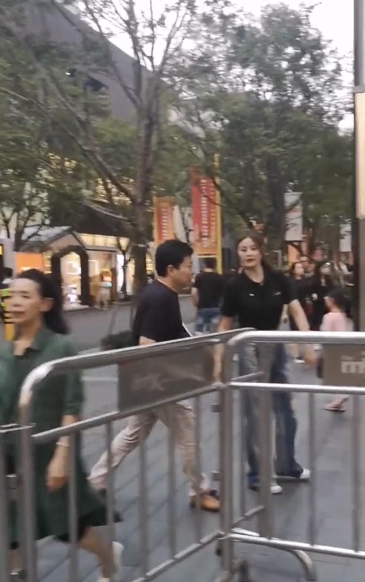2019年9月，网友在华为线下店门口偶遇余承东。那一年，华为推出了自研5G旗舰处