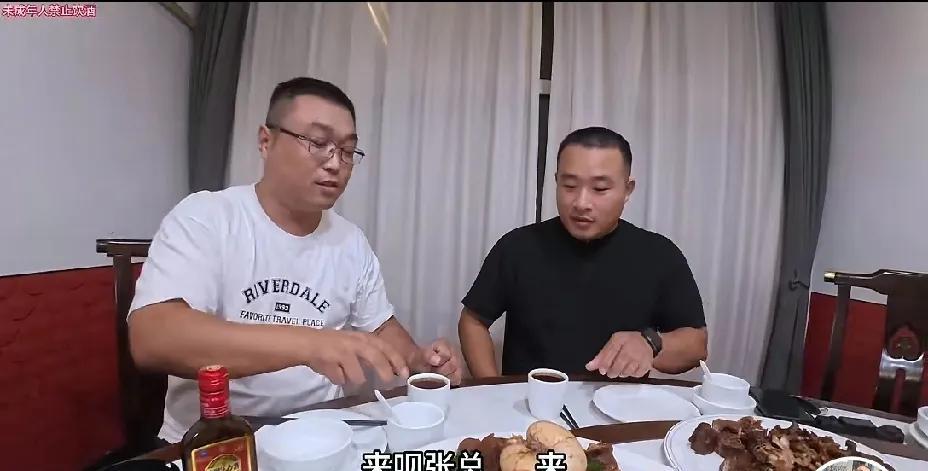 看来临沂五虎要加入新成员啊。
炒鸡店老板张三，开始频繁跟这帮人一起玩。开业庆典、