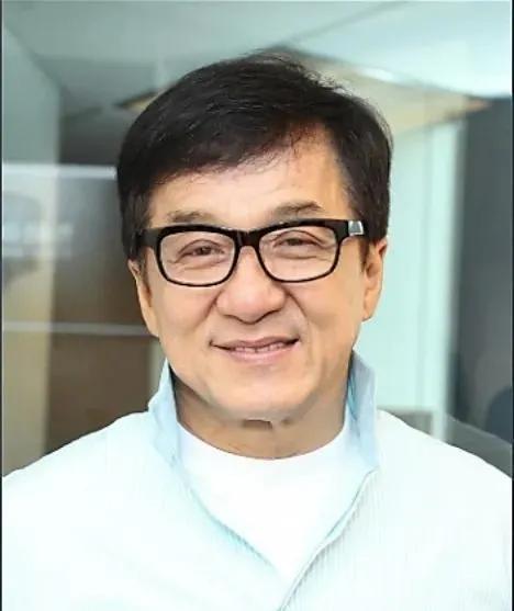 成龙：星光下的赤子征途，爱国情怀的奇幻演绎。
成龙——一位用非凡身躯编织梦想，以