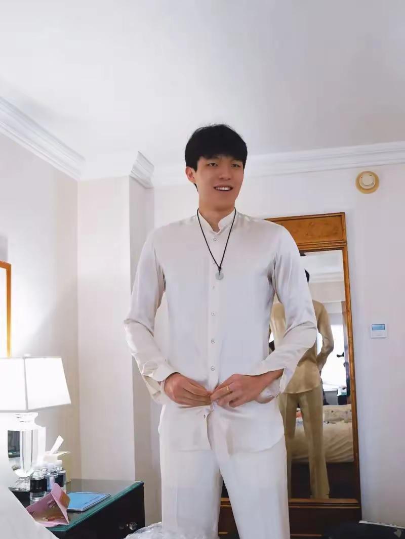 我可不是跟风吹杨翰森的！
一年前，在河村永辉受万人追捧、中国男篮被上亿人唾弃的时