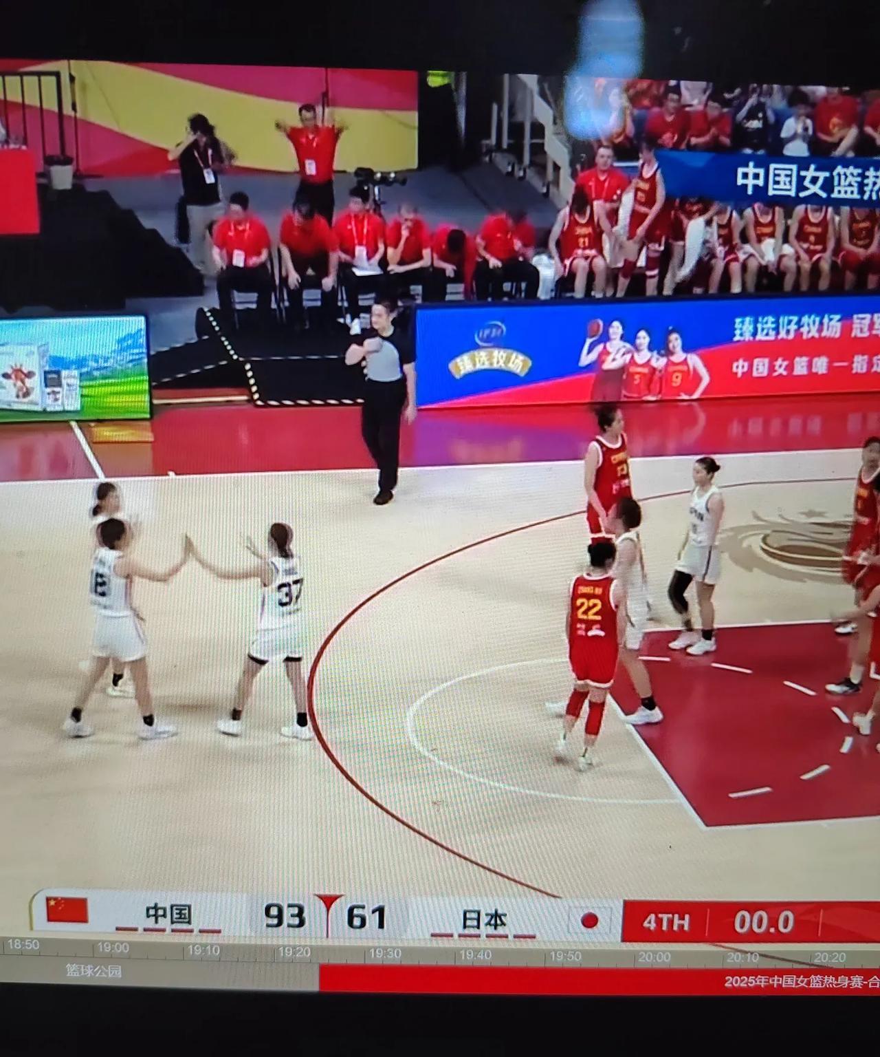 快讯！
       中国女篮与日本女篮的第二回合热身赛结束了。中国女篮以93比