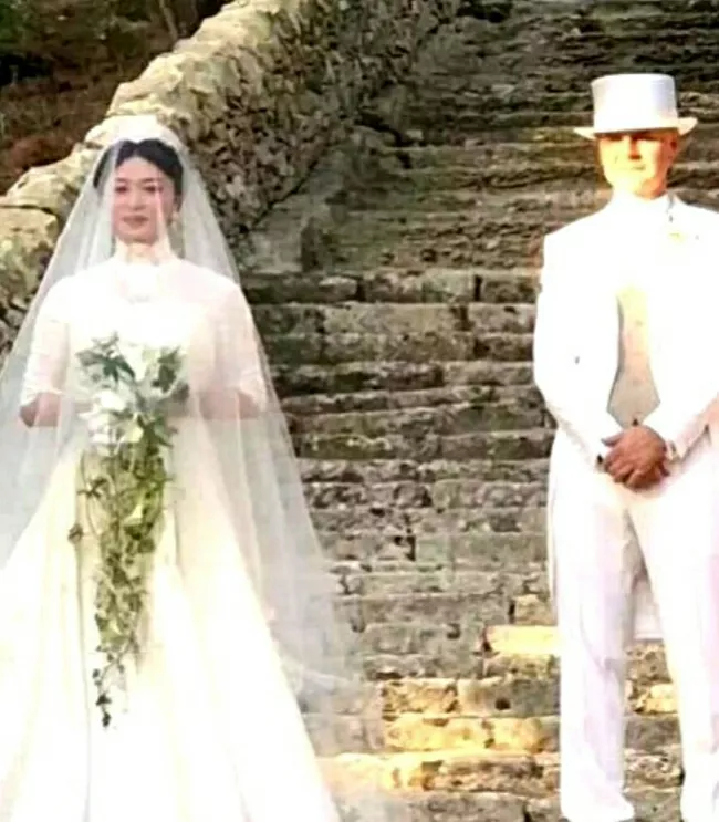 深夜，金星演出回到家，看见丈夫汉斯已经睡了，她就也躺下准备睡下。可汉斯慢慢地把手