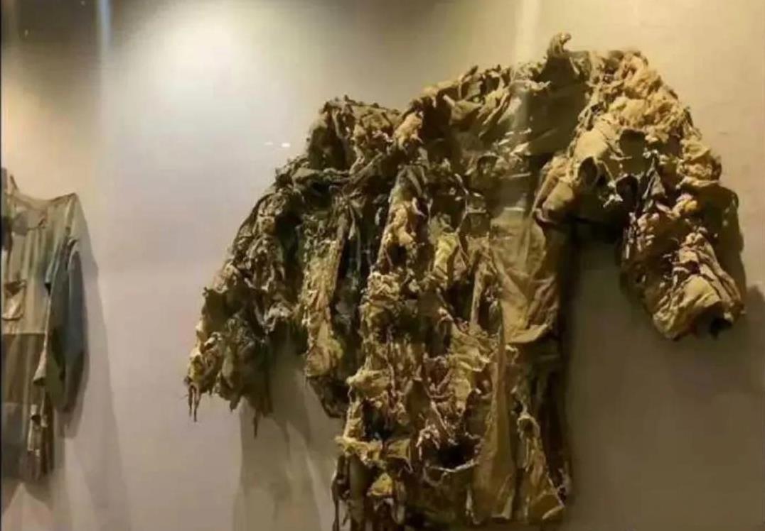 这就是黄继光被子弹打烂的军装！当年黄继光用胸口堵枪口的时候，也仅仅只有21岁。