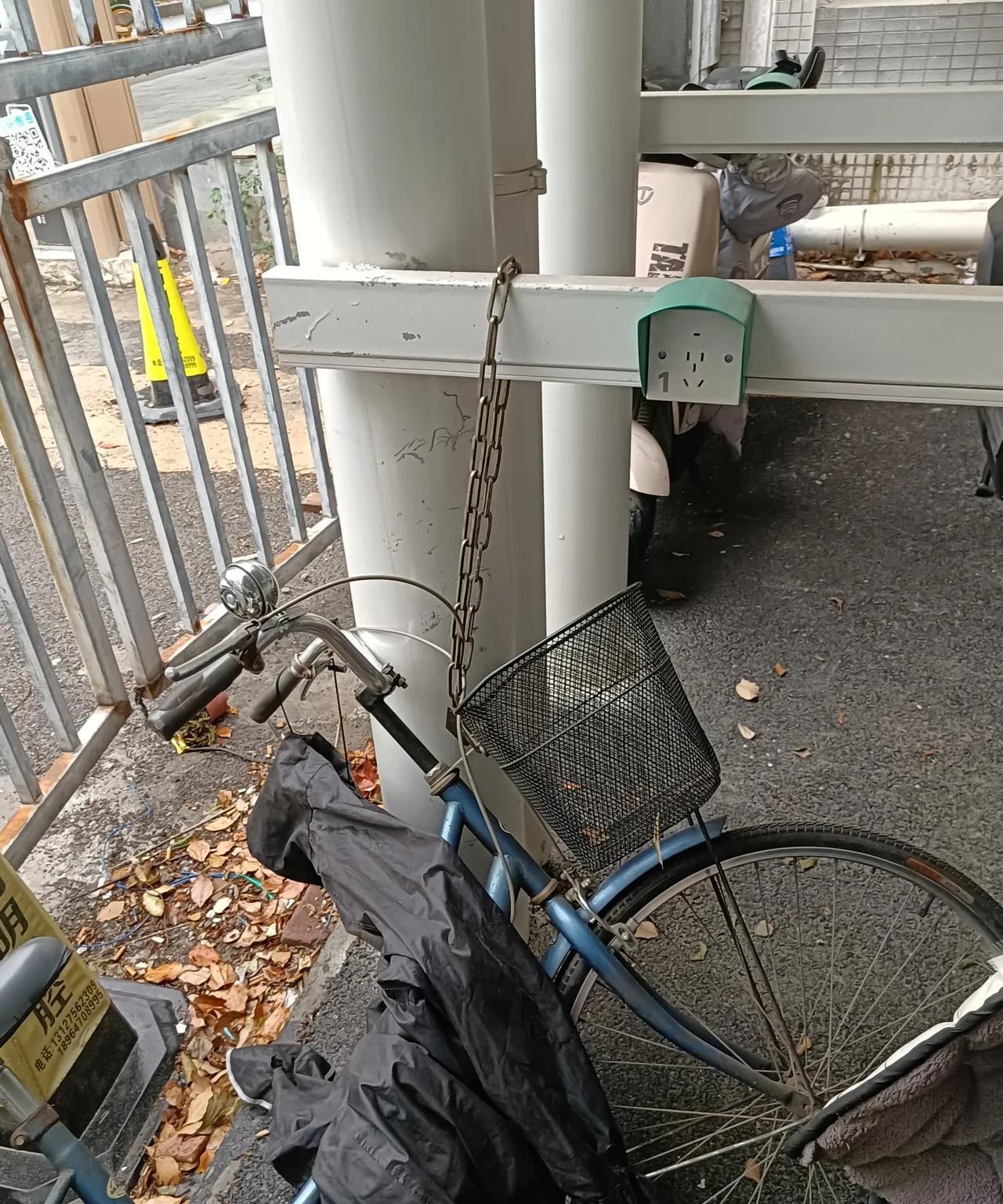 这辆车锁这里的目的是啥？
本来充电位置紧张，影响到别人电瓶车的充电，我不知道住户