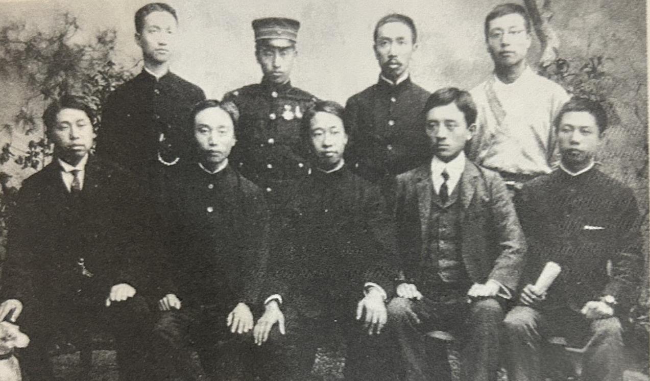 1905年，华兴会部分成员在日本合影。前排左一为黄兴，左四为宋教仁，后排左一为章