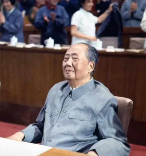 简单两件事，可以概括说明毛泽东时代的伟大：

一、毛泽东时代中国的人口从1949