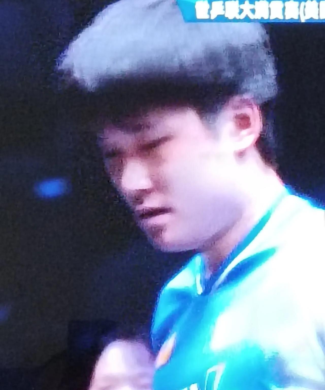 张本智和上一场死里逃生，这一场是涉险过关。
上一场，张本智和对阵非洲老哥阿鲁纳。