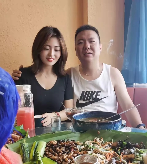 有一名男子组织同学聚会，参加同学聚会的，每人给200块钱聚餐费。因为有一些人在外