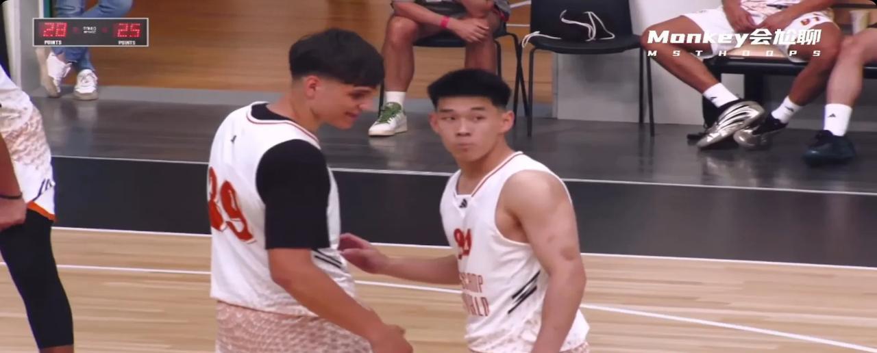 林葳今天咋了，不敢投！距离nba越来越远，参加欧洲训练营，化身组织后卫，为传球而