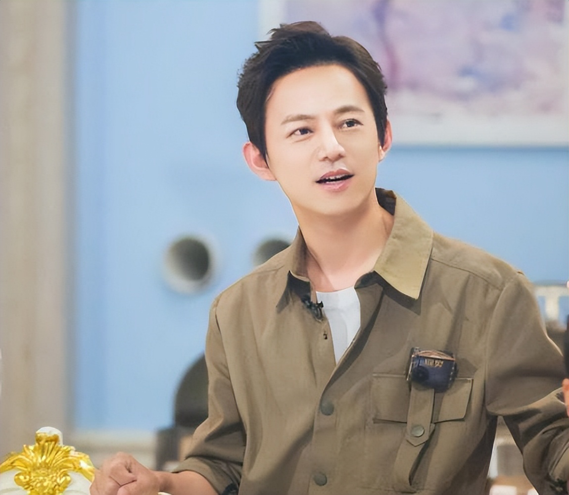 何炅当主持人确实很优秀，曾经风光无限，无论多么优秀的人也要遵循自然与传统，在什么