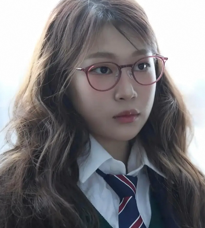 小沈阳女儿沈佳润韩国出道：高级厌世脸引领韩系风尚