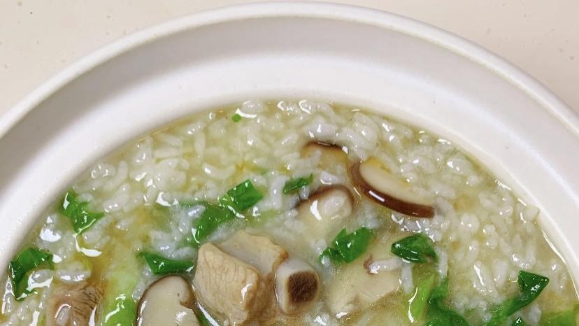 巨巨巨好吃的香菇排骨粥：一碗暖到心底的家常味