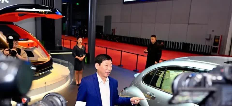 挨骂也值得？长城汽车董事长魏建军和邓庆旭第三次对话了，再次提到了汽车行业的健康发